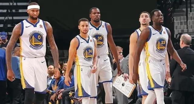 杜兰特关键中投命中，全场欢呼（杜兰特命中关键中距离，现场欢声雷动）