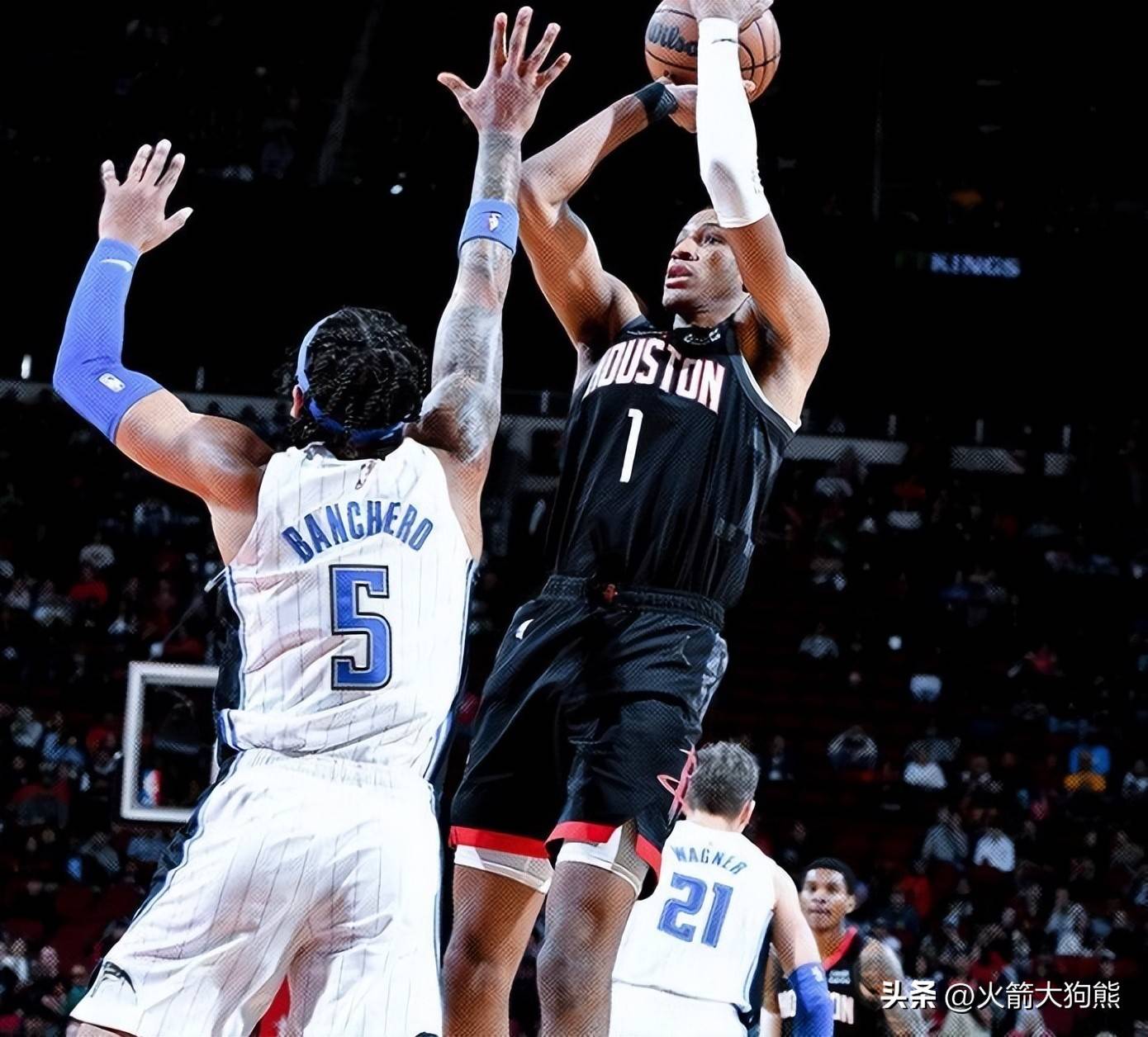 霍伊伦本赛季意甲10场4球，与上赛季联赛进球数持平（霍伊伦本季意甲10场轰4球，已追平上赛季联赛进球数）