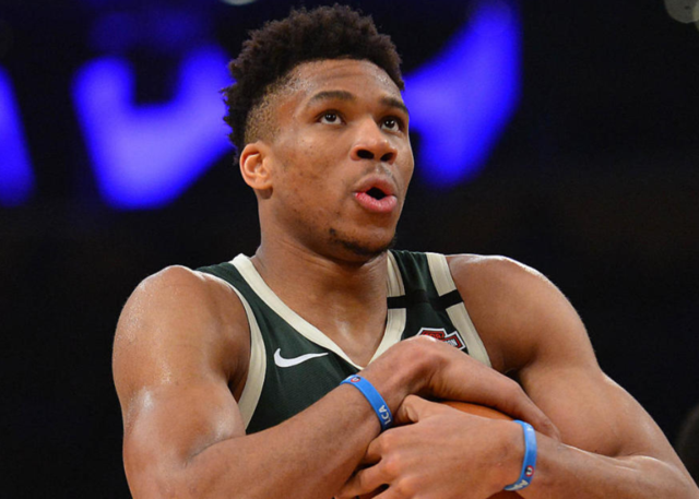 科尔谈库明加遭DNP：他不是明星球员，就会遇到这种情况（科尔谈库明加未获出场：非明星球员难免遇到这种情况）