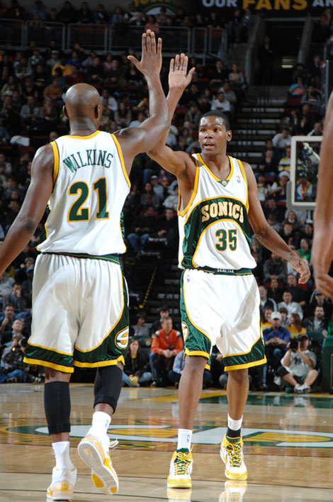 法尔克：拜仁不着急推进诺伊尔续约，打算在他40岁生日前后谈（法尔克：拜仁暂不急于与诺伊尔续约，预计将于其40岁生日前后商谈）