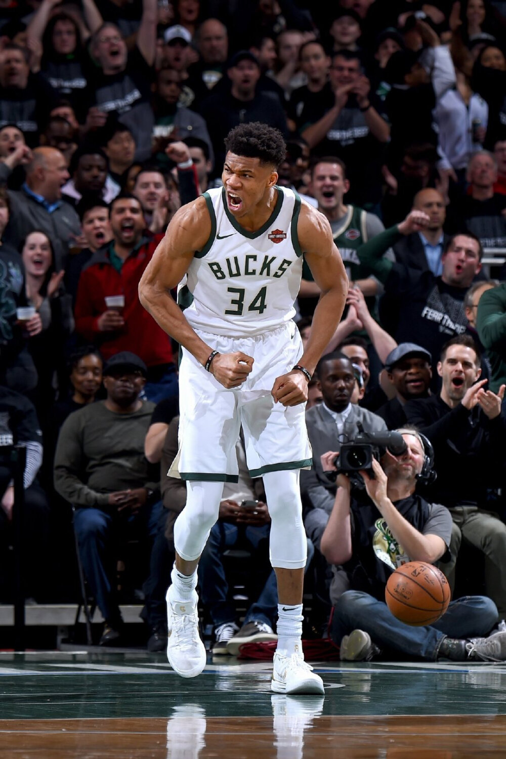 云达不莱梅2-1逆转沃尔夫斯堡，姆班古拉、斯特奇建功（云达不莱梅2-1翻盘沃尔夫斯堡，姆班古拉与斯特奇先后破门）