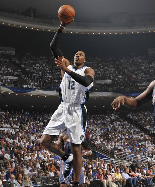 这球员的弹跳太夸张了（这位球员的弹跳逆天）