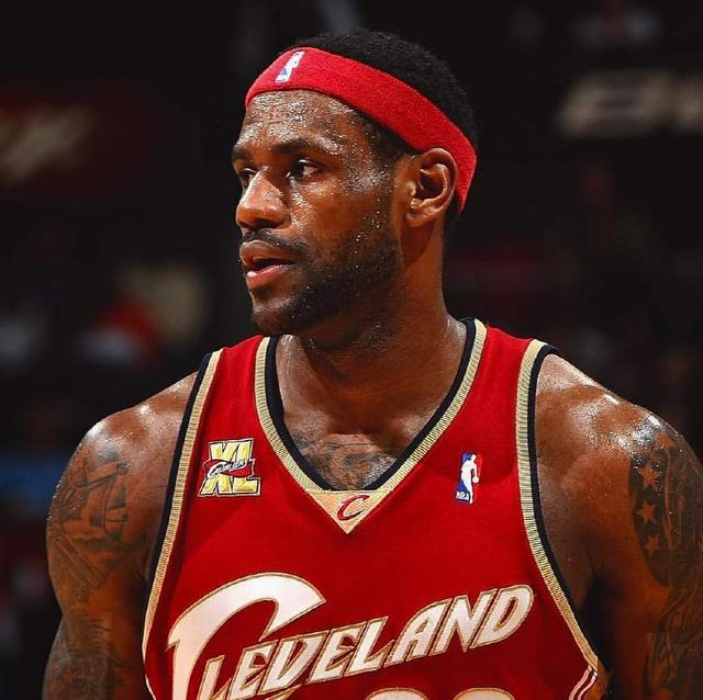 曼联球星表现亮眼，巴萨考虑买断拉什福德，利物浦遭绝平，阿森纳惨败维拉。（曼联核心闪耀，巴萨欲买断拉什福德；利物浦被绝平，阿森纳惨败维拉）