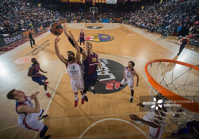 马卡：阿隆索面临执教皇马首次小危机，需平息更衣室不安情绪（马卡报：阿隆索遭遇皇马执教首个小危机，急需安抚更衣室情绪）